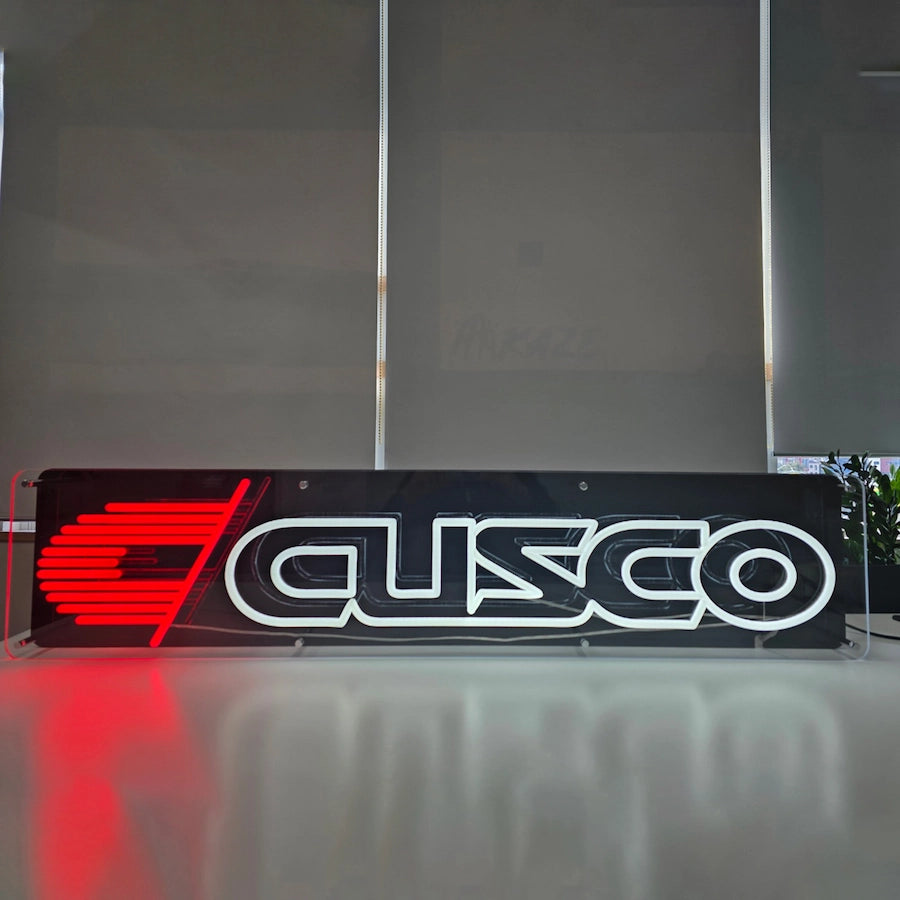 CUSCOロゴのネオン看板。横幅1200mmのロングサイズ。ネオンカラーはRedとCool White。