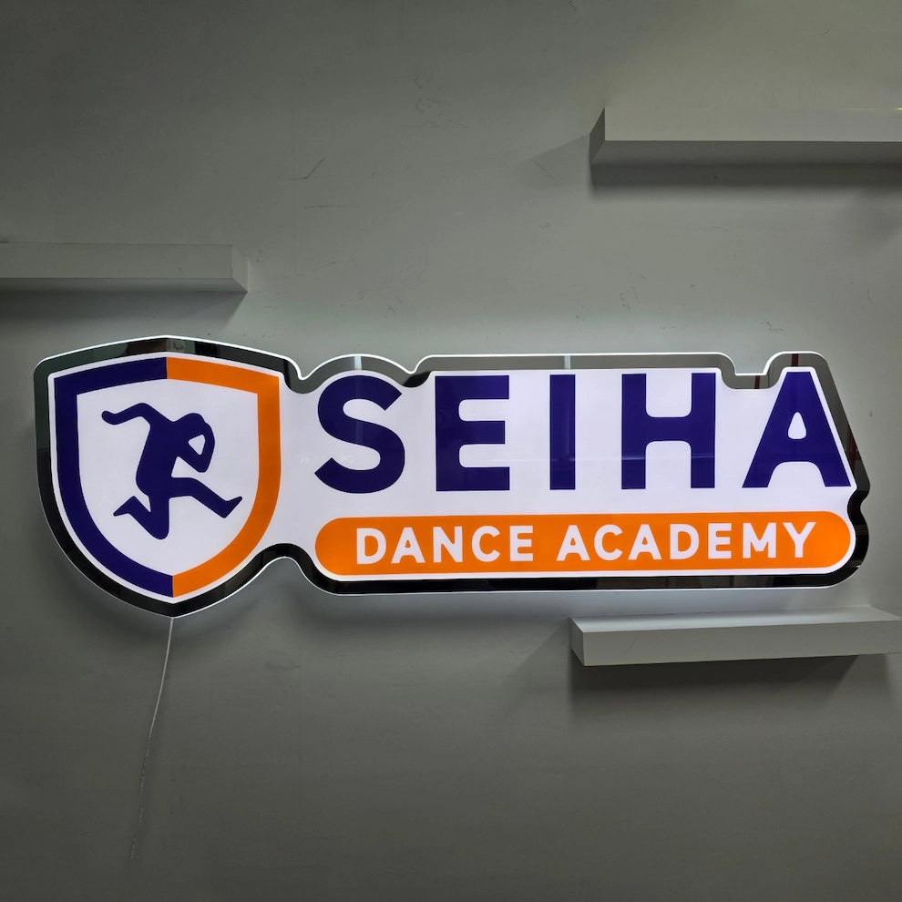 DANCE ACADEMYのロゴを表現したFFL（自由形状曲線ライト）の特注LED看板。ロゴ形状に合わせてカットし、フレームにミラー素材を採用したオーダーメイドのライトサイン。

