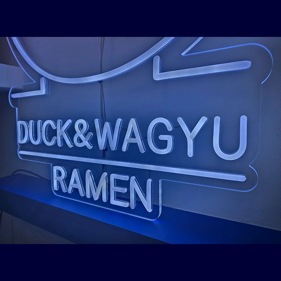 DUCK&WAGYUロゴのネオン看板。文字部分の立体感やチューブ表現が確認できるズームアップ画像。