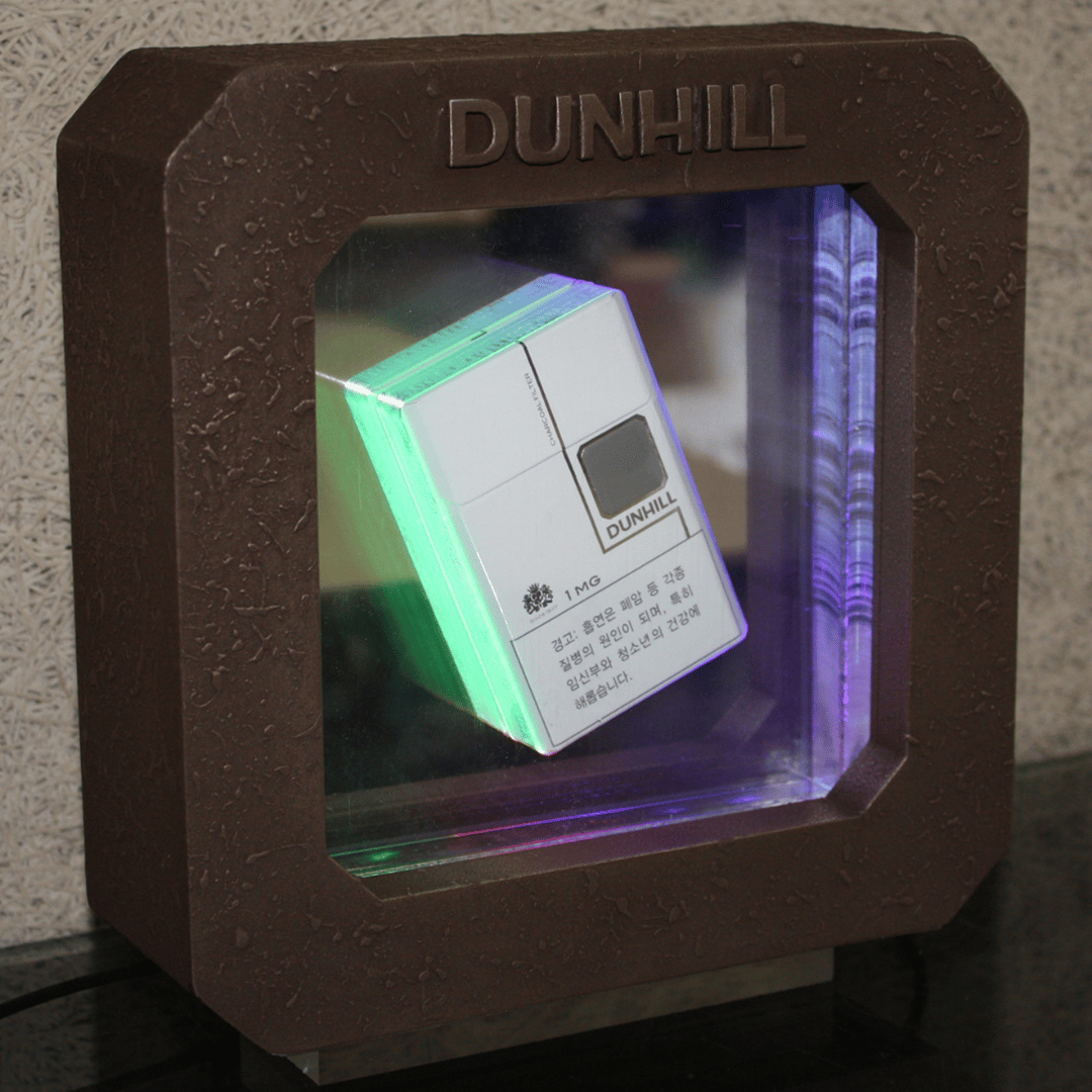 ダンヒル,カラーが変化する電飾サイン,宙に浮いているような演出,2004年度