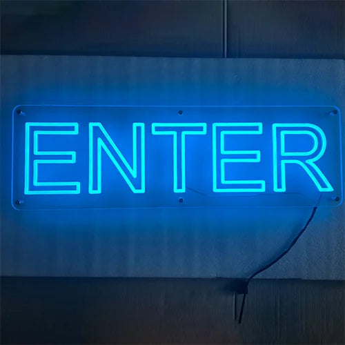 ENTERロゴのLEDネオンサイン看板。屋内壁面タイプを薄暗い場所で点灯し、正面から撮影した全体写真。