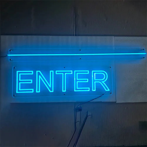 ENTERロゴと直線ネオンのLEDネオンサイン看板。屋内壁面タイプを薄暗い場所で点灯し、正面から撮影した全体写真。