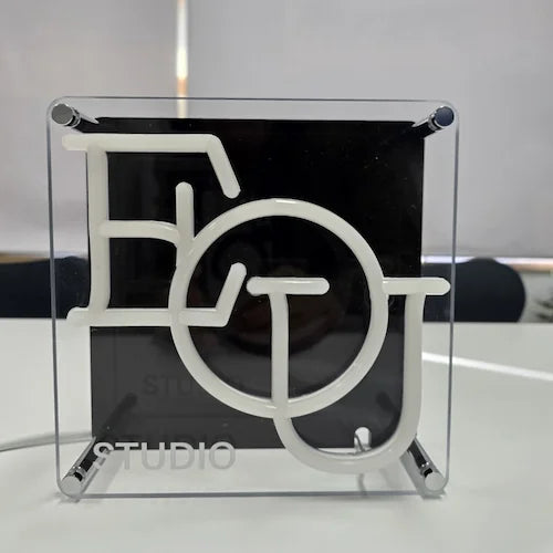 EOU STUDIOロゴのLEDネオンサイン看板。金属スペーサー仕様のスタンド2タイプを消灯時に正面から撮影した全体写真。