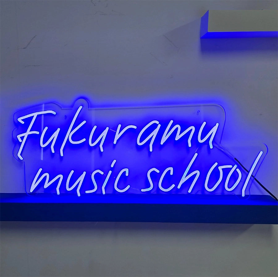 Fukuramu music schoolロゴのネオン看板。横幅830mmサイズ、ネオンカラーはBlueで製作。ご希望により電源コードは上部出し（黒）。