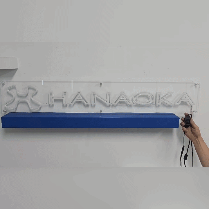 HANAOKAのシンボルマークとロゴタイプをホワイトLEDネオンで表現した企業向けオリジナルサイン製作事例。黒色の調光ディマーによる明るさ調整の動作確認動画。