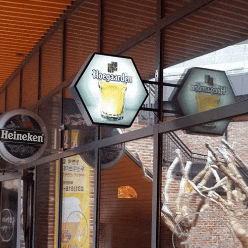 ヒューガーデン, 特徴的な六画のロゴを用いた突出し電飾看板, バー・居酒屋, 歓楽施設, リカーショップ