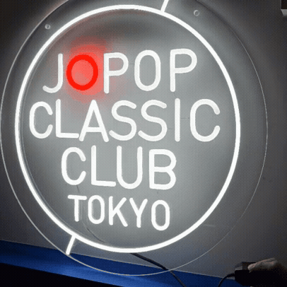 JOPOPロゴのLEDネオンサイン看板 天井吊り下げタイプの光調整例