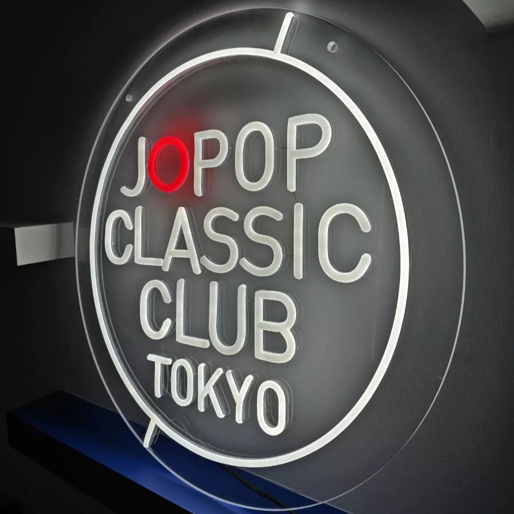 JOPOPロゴのLEDネオンサイン看板 天井吊り下げタイプの斜めアングル