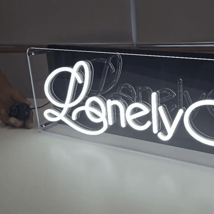 LonelyGirlロゴのLEDネオンサイン看板 スタンド2タイプの光調整例