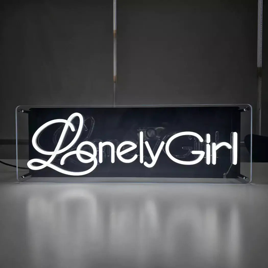 LonelyGirlロゴのLEDネオンサイン看板 スタンド2タイプの全体写真