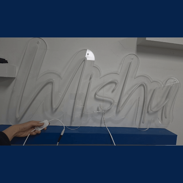 Mishuロゴのネオン看板。オプションの調光器(ディマー)により、製品全体の明るさを調整できる様子を確認できる動画。
