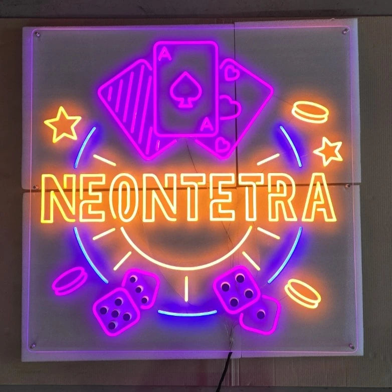 NEONTETRAロゴのLEDネオンサイン看板。屋内壁面タイプを点灯して正面から撮影したアングル。
