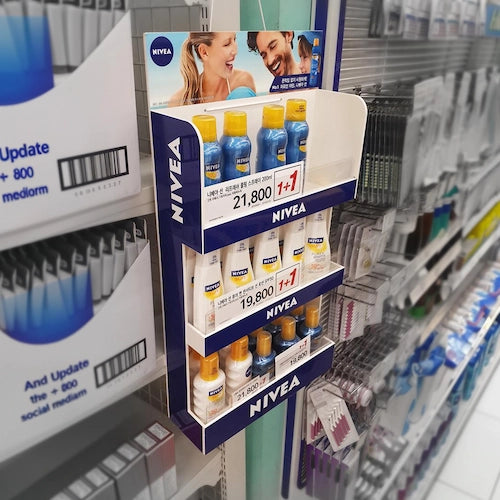 ニベア,陳列棚にフックで吊るすタイプのトレイ,フォーメックスと透明PET素材,ショッピングモール,コンビニエンスストア,小売店,商業施設,フランチャイズドラッグストア