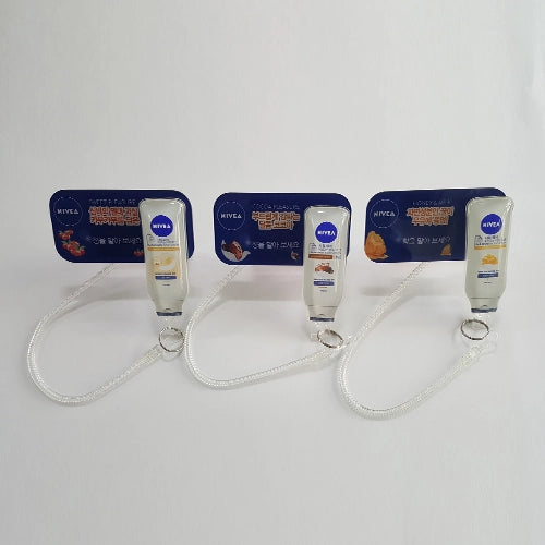 ニベア,製品のチューブをミニチュアサイズにして作った香水テスター,陳列棚に設置して顧客が直接製品の香りを試せる香水テスター,磁石設置式,ショッピングモール,コンビニエンスストア,小売店,商業施設,フランチャイズドラッグストア