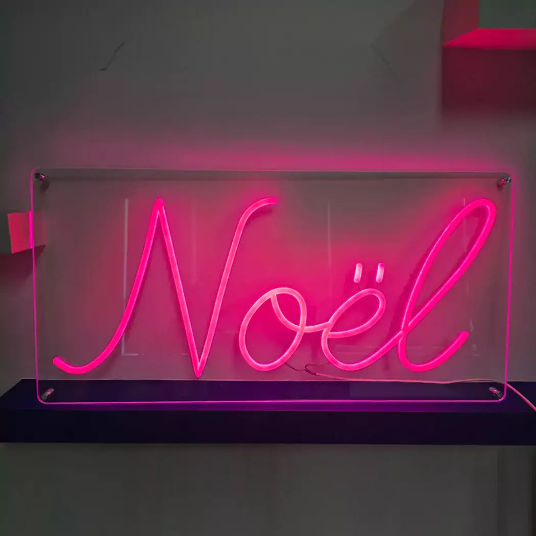 NoëlロゴのLEDネオンサイン看板 壁面設置タイプの全体写真