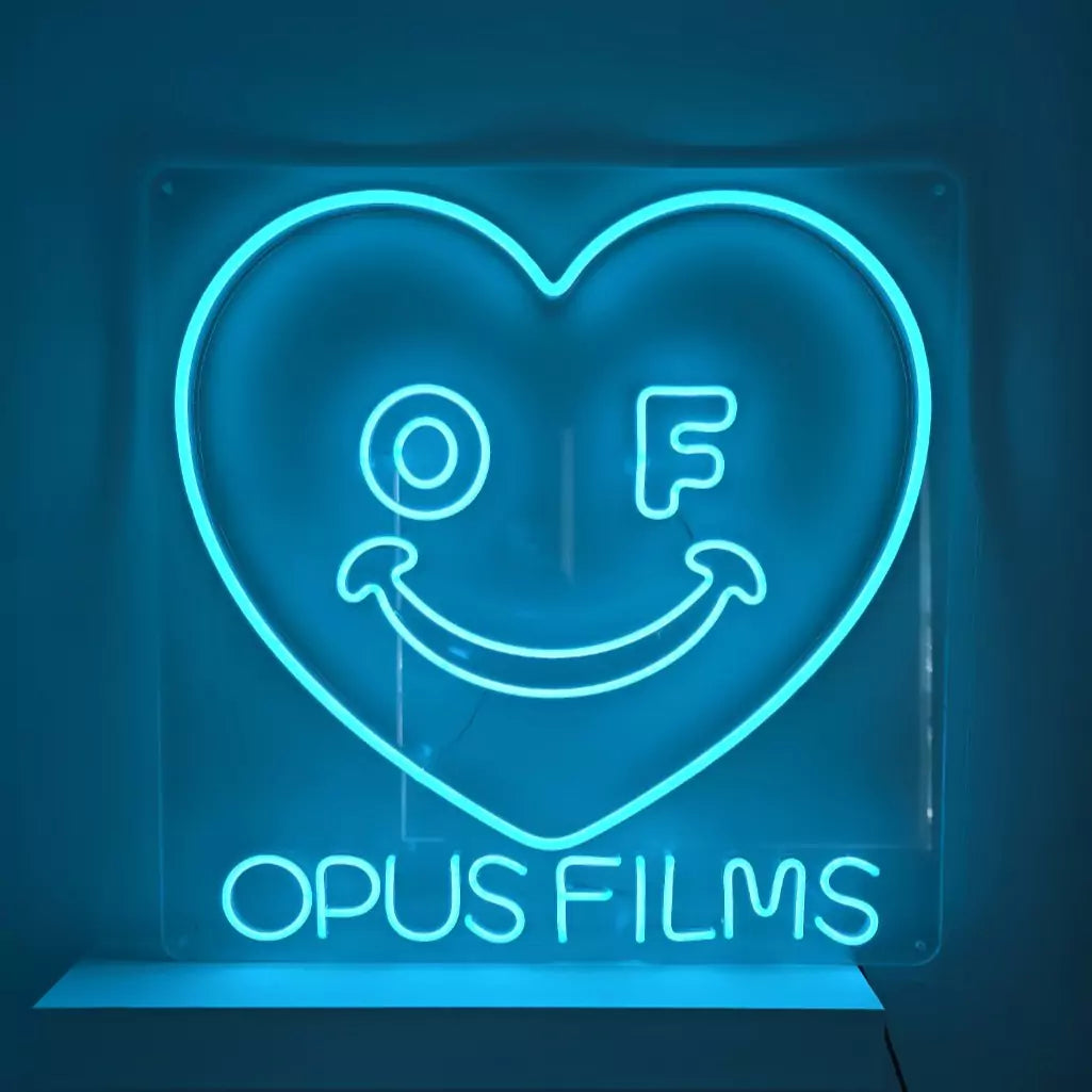 OPUSFILMロゴのLEDネオンサイン看板 壁面設置タイプの全体写真