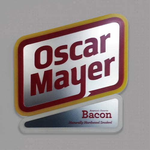 オスカーマイヤー,ベーコン会社のロゴの固有カラーを高級感ある印刷とエンボス加工で表現した壁面設置の販促物,小売店,ブランド強化