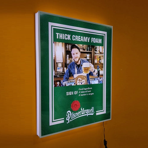 ピルスナーウルケル,固有カラーである緑を基調としたアンティークで自然な雰囲気の電飾看板,バー・居酒屋,歓楽施設,リカーショップ,飲食店