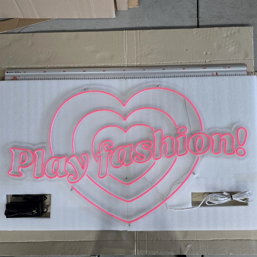 Play fashionロゴのLEDネオンサイン看板。屋内壁面タイプを消灯時に正面から撮影した写真。