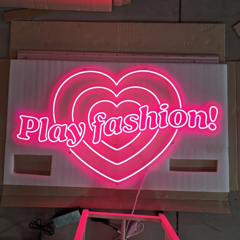 Play fashionロゴのLEDネオンサイン看板。屋内壁面タイプを高輝度に点灯し、正面から撮影した写真。