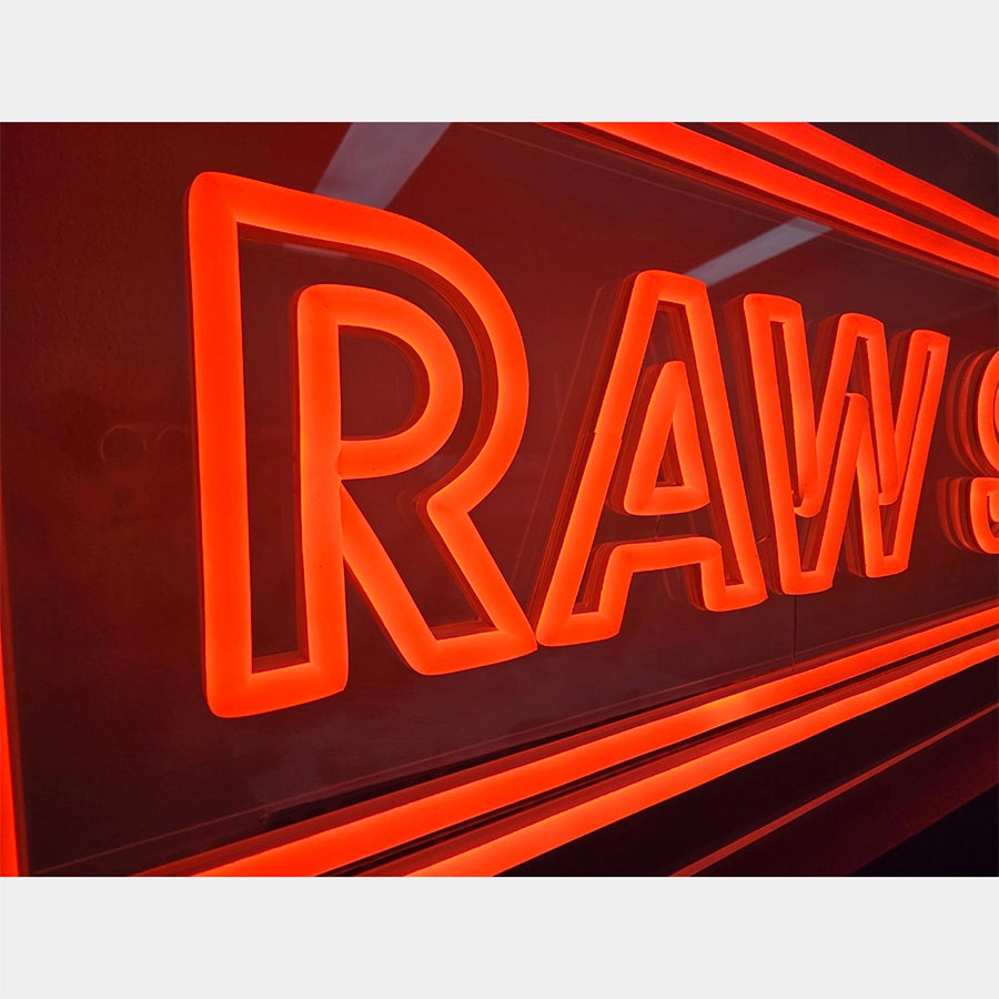 RAW SERVICE CENTERロゴのネオン看板。文字ロゴを拡大し、ネオンの立体感と構造が確認できる画像。1440✕260mmサイズの長尺サイン。