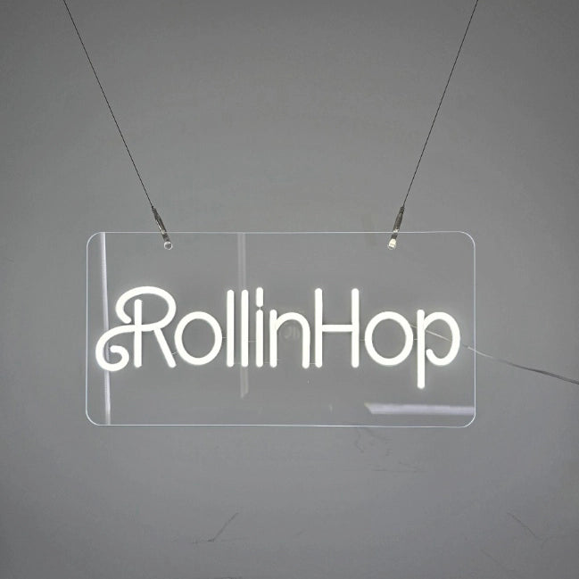 RollinHopロゴのネオン看板。長さ調整可能な吊り下げワイヤーで吊るす仕様。白１色のカラーでシングルラインで表現。