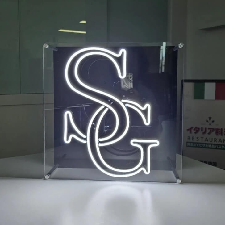 SGロゴのLEDネオンサイン看板  スタンド2タイプの全体写真