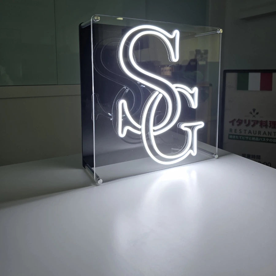 SGロゴのLEDネオンサイン看板  スタンド2タイプの左から見たアングル