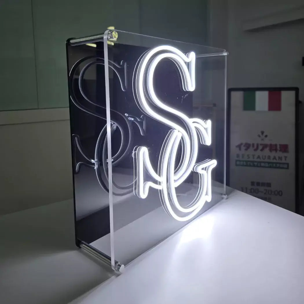 SGロゴのLEDネオンサイン看板  スタンド2タイプの斜めアングル