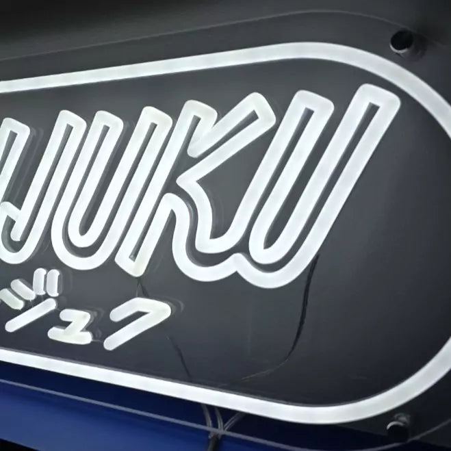 SHINJUKUロゴのLEDネオンサイン看板 壁面設置タイプのクローズアップ写真