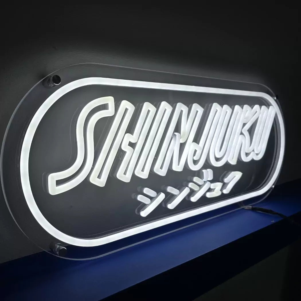 SHINJUKUロゴのLEDネオンサイン看板 壁面設置タイプの斜めアングル
