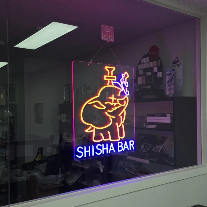 SHISHABARロゴのLEDネオンサイン看板。明るい室内で窓ガラスタイプをガラスに設置して左から見たアングル。