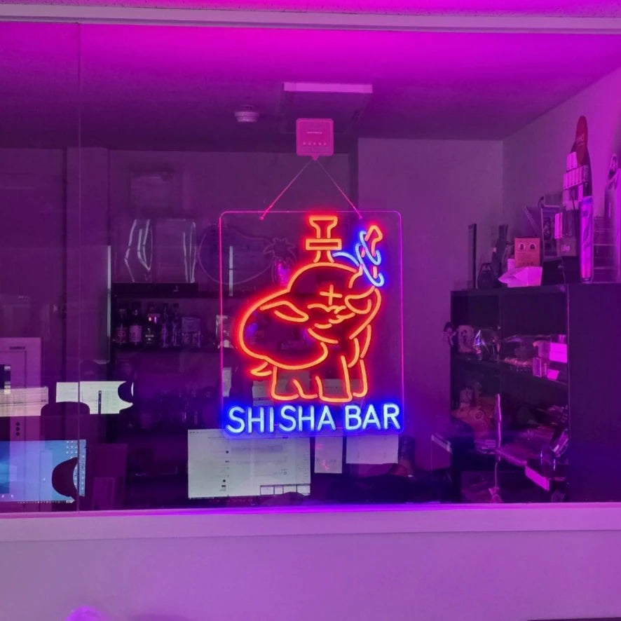 SHISHABARロゴのLEDネオンサイン看板。暗い室内で窓ガラスタイプをガラスに設置して正面から撮影した写真。