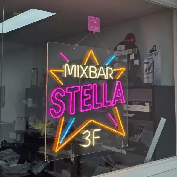 STELLAロゴのLEDネオンサイン看板 窓ガラス設置タイプの斜めアングル