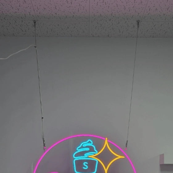 SugerSugerロゴのLEDネオンサイン看板。天井吊り下げタイプの吊り下げフック部分の写真。