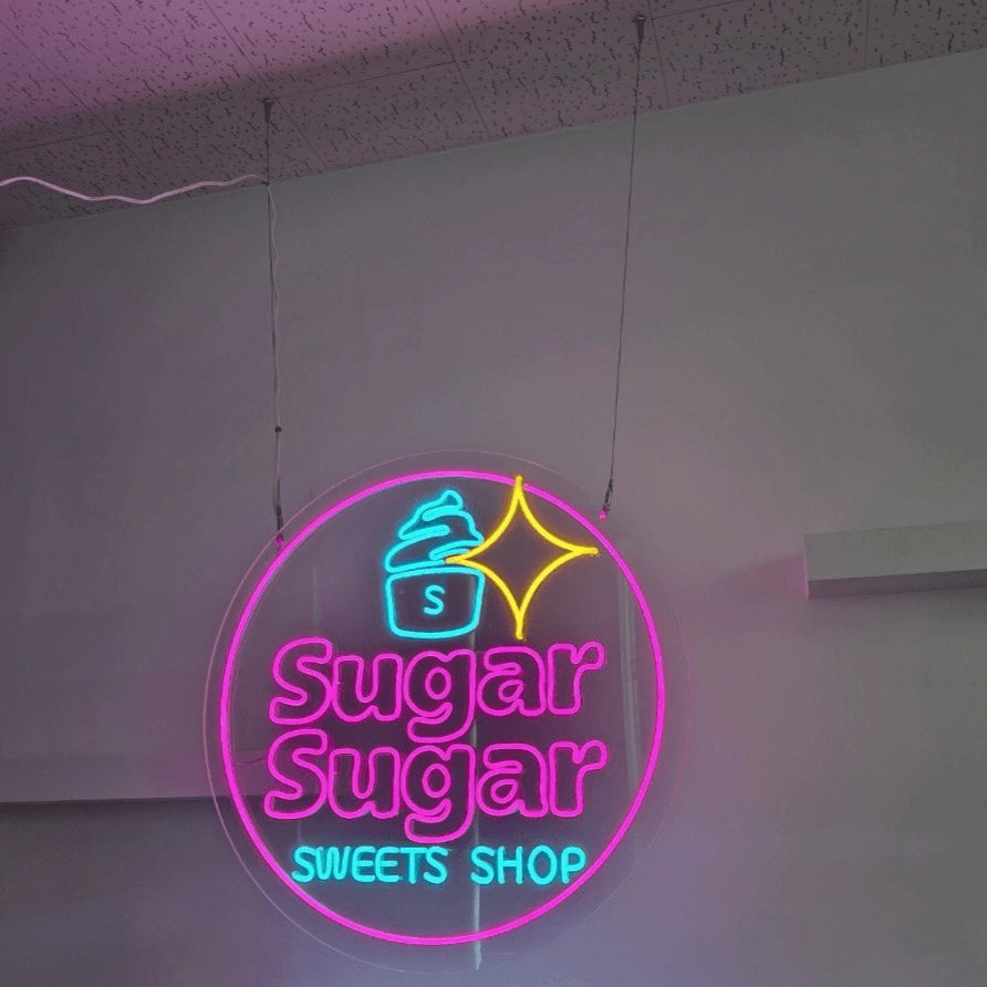 SugerSugerロゴのLEDネオンサイン看板。天井吊り下げタイプの吊り下げフックと本体全体の写真。