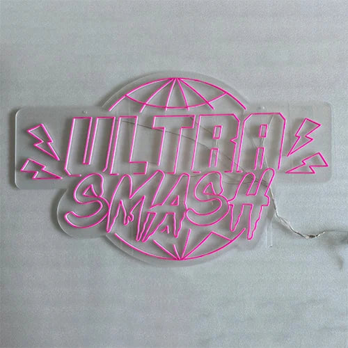 ULTRA SMASHロゴのLEDネオンサイン看板。壁面と天井兼用タイプを消灯時に正面から撮影した全体写真。