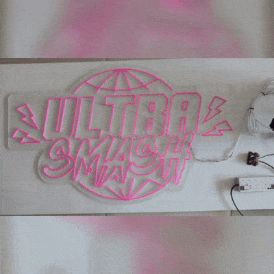 ULTRA SMASHロゴのLEDネオンサイン看板。壁面・天井兼用タイプでディマーを使用し、製品全体の光の強弱を見せている動画。