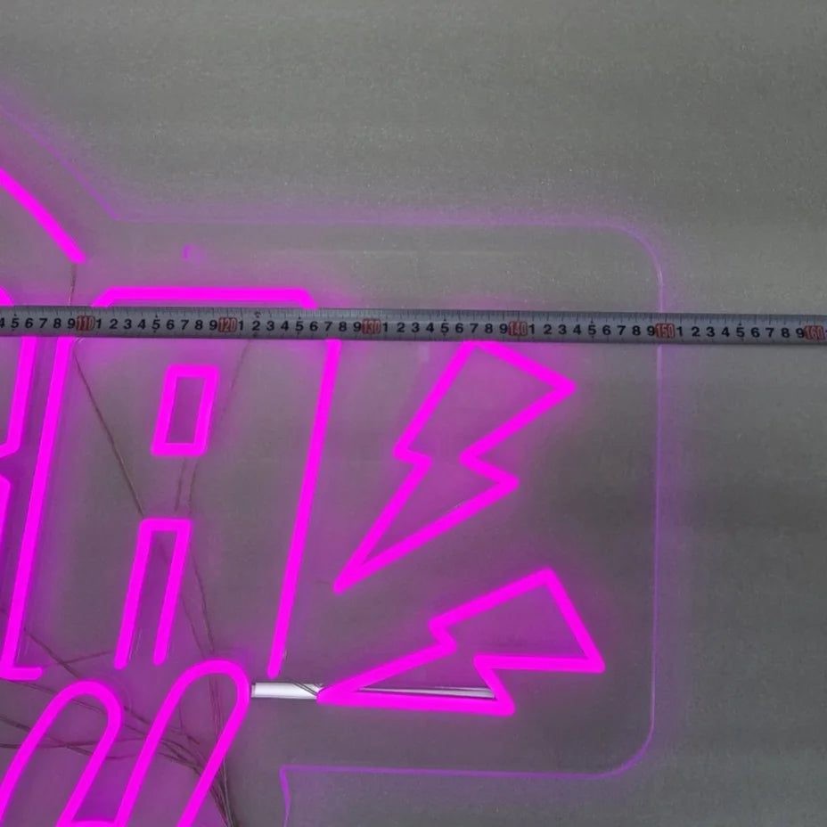 ULTRA SMASHロゴのLEDネオンサイン看板。壁面・天井兼用タイプのズームアップで、1m50cmの長さをメジャーで示している写真。