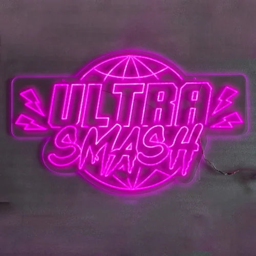 ULTRA SMASHロゴのLEDネオンサイン看板。壁面・天井兼用タイプを薄暗い場所で点灯し、正面から撮影した写真。