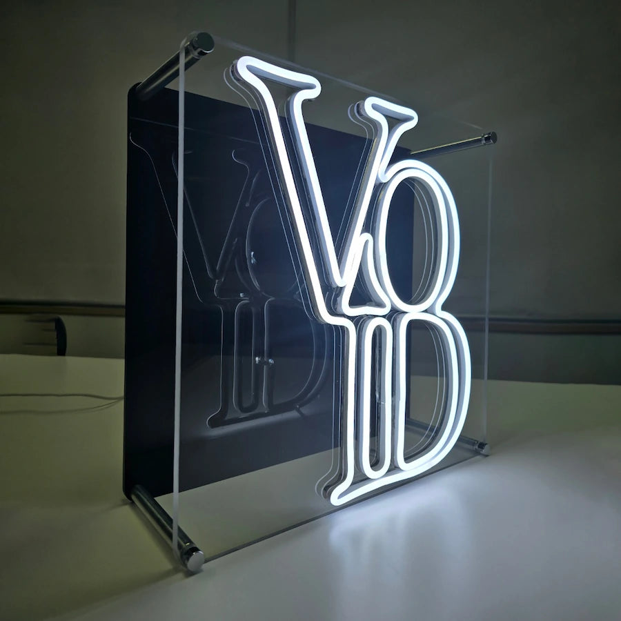 VOIDロゴのLEDネオンサイン看板 スタンド2タイプの左から見たアングル