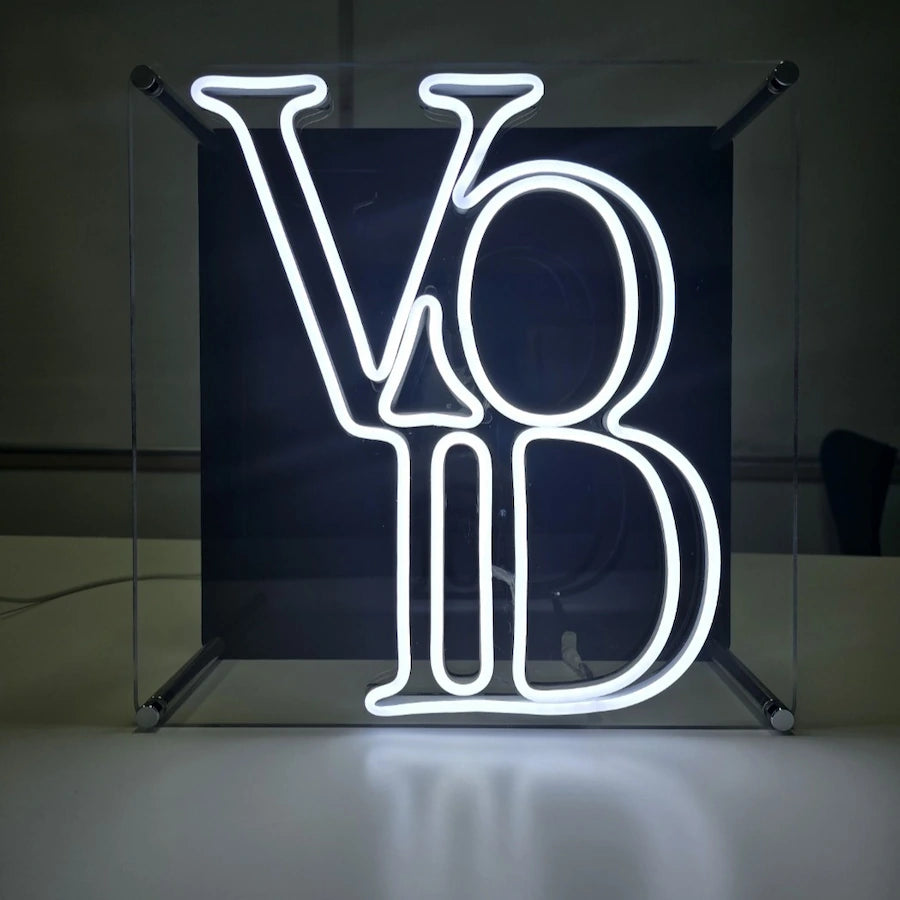 VOIDロゴのLEDネオンサイン看板 スタンド2タイプの正面からの全体写真