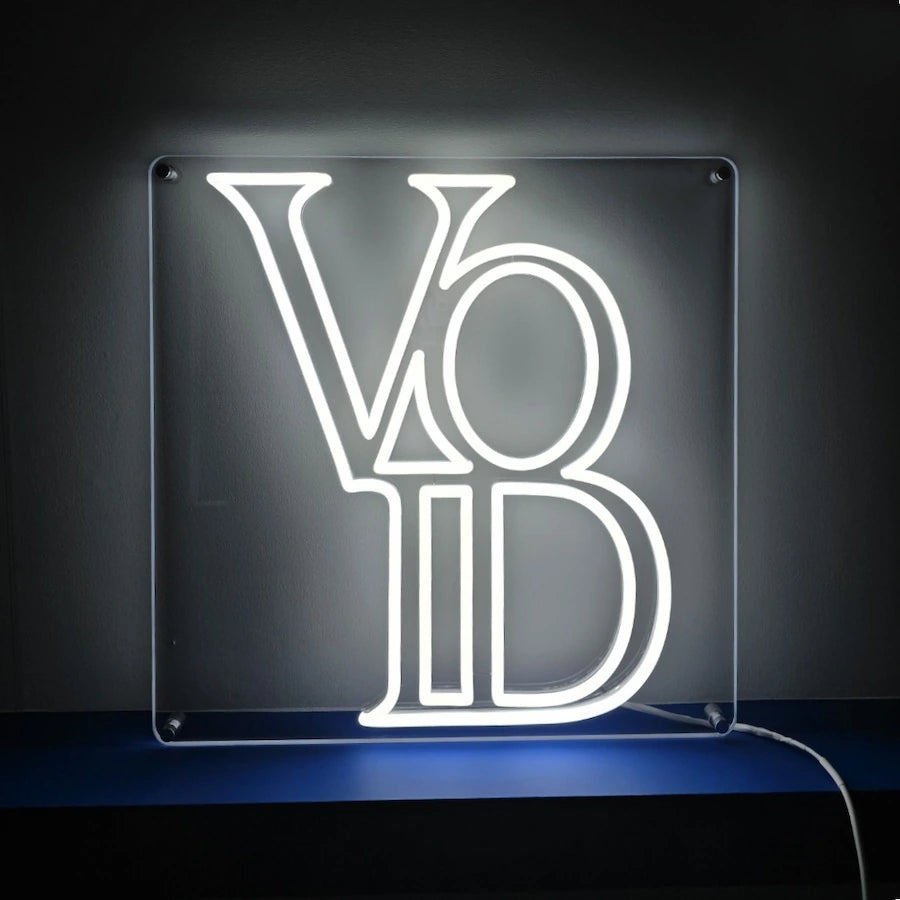 VOIDロゴのLEDネオンサイン看板 壁面設置タイプの全体写真