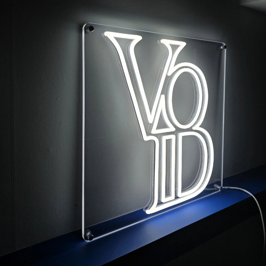 VOIDロゴのLEDネオンサイン看板 壁面設置タイプの斜めアングル