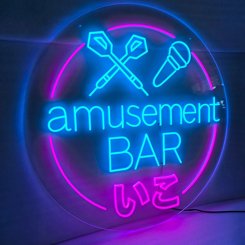 amusementBARいこロゴのLEDネオン看板。円形アクリル板にワイヤー吊り下げ用穴(φ6mm)を上部2カ所加工した、ガラス設置用ネオンサインの点灯側面イメージ