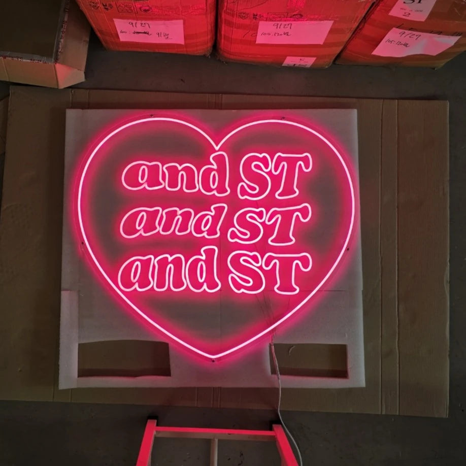 andSTロゴのLEDネオンサイン看板。屋内壁面タイプを点灯し、正面から撮影した写真。