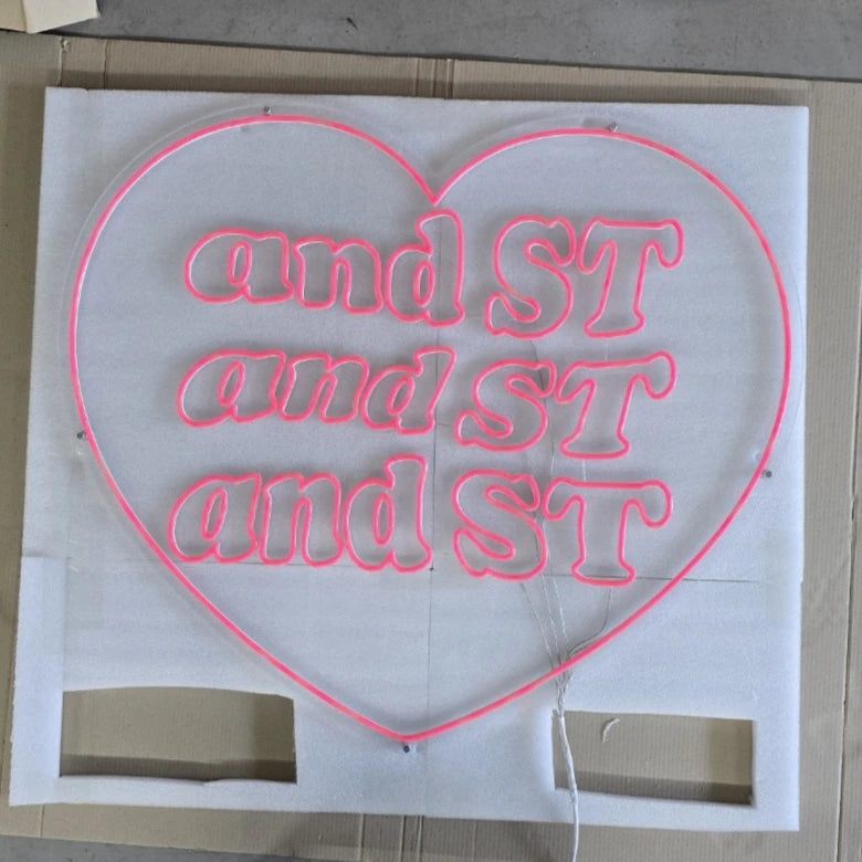 andSTロゴのLEDネオンサイン看板。屋内壁面タイプを消灯時に正面から撮影した写真。