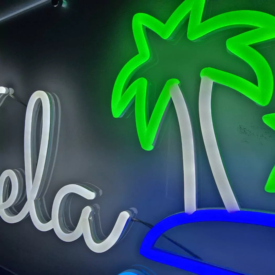 anelaロゴのLEDネオンサイン看板 壁面設置タイプのクローズアップ写真