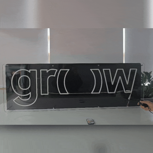 gr( )wロゴのネオン看板。「g, r, w」部分はオプションの調光器(ディマー)でネオンの明るさ調整が可能で、「(　)」部分はリモコンで変色が可能であることを確認できる動画。