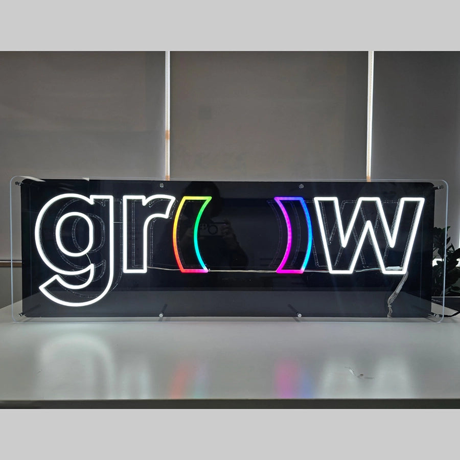 gr( )wロゴのネオン看板。 一部は固定カラー(白)、一部はリモコンで色変更が可能なネオン仕様。